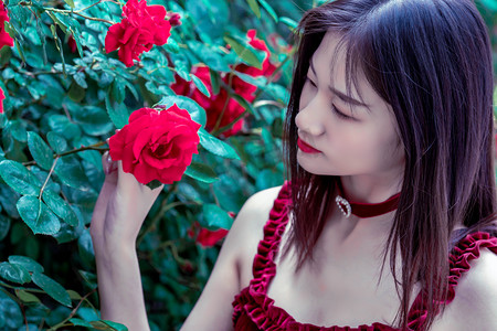 铁路隧道里的坚守：高温天穿秋裤，日行万步护通行安全